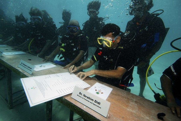 Sitting 1.5 meters deep in the lagoon, the cabinet ministers and secretaries used hand signals and a white board to communicate. The meeting concluded when members of the cabinet signed a declaration calling on all nations to “join hands and reduce carbon emissions and bring down the level of carbon in the atmosphere to below 350 ppm”. 