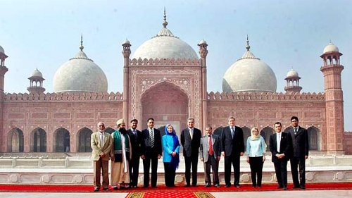 U.S. Secretary of State Hillary Clinton in a group photograph at the Badshahi Mosque in Lahore (APP)
