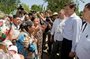 US Assistant Secretary of State Robert Blake meets ethnic Uzbeks, who fled southern Kyrgyzstan, on the Uzbek-Kyrgyz border on June 18 2010 (Reuters/Shamil Zhumatov)
