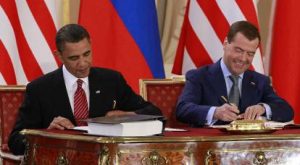 US President Barack Obama and Russia President Dmitry Medvedev sign the New START treaty on April 8, 2010 (Photo: AP)