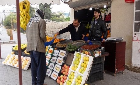 A fruit and vegetable stand in Damascus, Syria. (Heba Aly/IRIN)