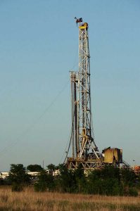 Shale gas drilling rig near Alvarado, Texas. Due to the fracking-boom, the US rose to become the biggest oil producer in 2014. (David R. Tribble/licensed under CC BY-SA 3.0)