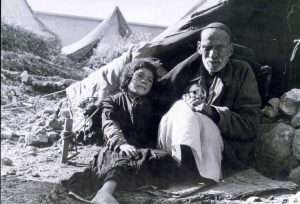 An elderly man and a girl, refugees of the 1948 war (Source: Hanini.org/CC BY 3.0)