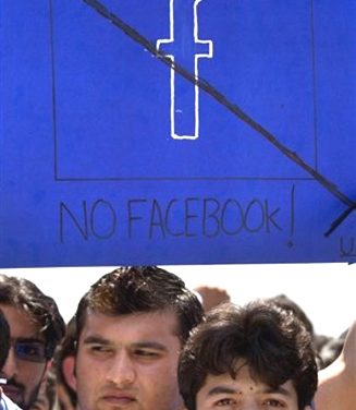 Pakistan blocks main social networks