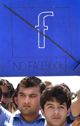 Pakistan blocks main social networks