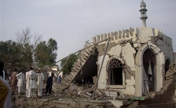 Pakistani Taliban Bomb Police Station