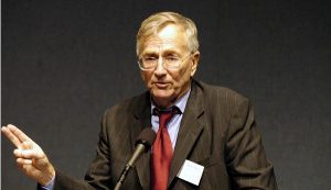 Seymour Hersh at the 2004 Letelier-Moffitt Human Rights Award (Institute for Policy Studies/CC BY 2.0)