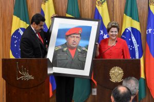 Brazil President Dilma Rousseff receives a portrait of Hugo Chavez from Venezuela President Nicolas Maduro, May 9, 2013 (Valter Campanato/Agência Brasil)
