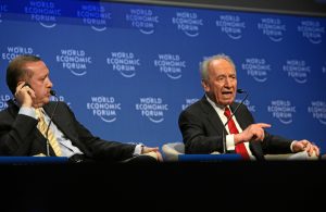 Turkish Prime Minister Teyyip Erdogan and Israeli President Shimon Peres at the World Economic Forum in Davos, Switzerland, January 29, 2009 (Monika Flueckiger/WEF)