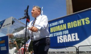 Richard Kemp speaks at a rally in defense of Israel's war crimes during Operation Protective Edge (Israel Ministry of Foreign Affairs)