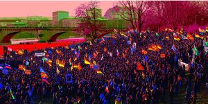 Thousands gather for a Pegida rally in Dresden, 6 February 2016. By Caruso Pinguin, flickr, licensed under CC BY-NC 2.0 (edited).