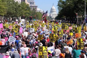 An estimated 100,000 people march toward the Capitol in Washington, DC, to protest the US's war of aggression on Iraq, September 15, 2007 (Ragesoss/CC BY-SA 3.0)