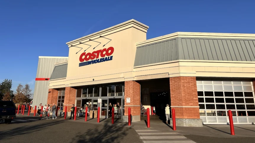foreignpolicyjournal.com - David Prior - Costco (NASDAQ: COST) Outpaces Walmart (NYSE: WMT) As Rising Gas Prices Reshape Retail Investing