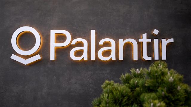Palantir [NASDAQ: PLTR] Faces Valuation Debate as Demand Outstrips Its Ability to Deliver Amid Alex Karp Revision