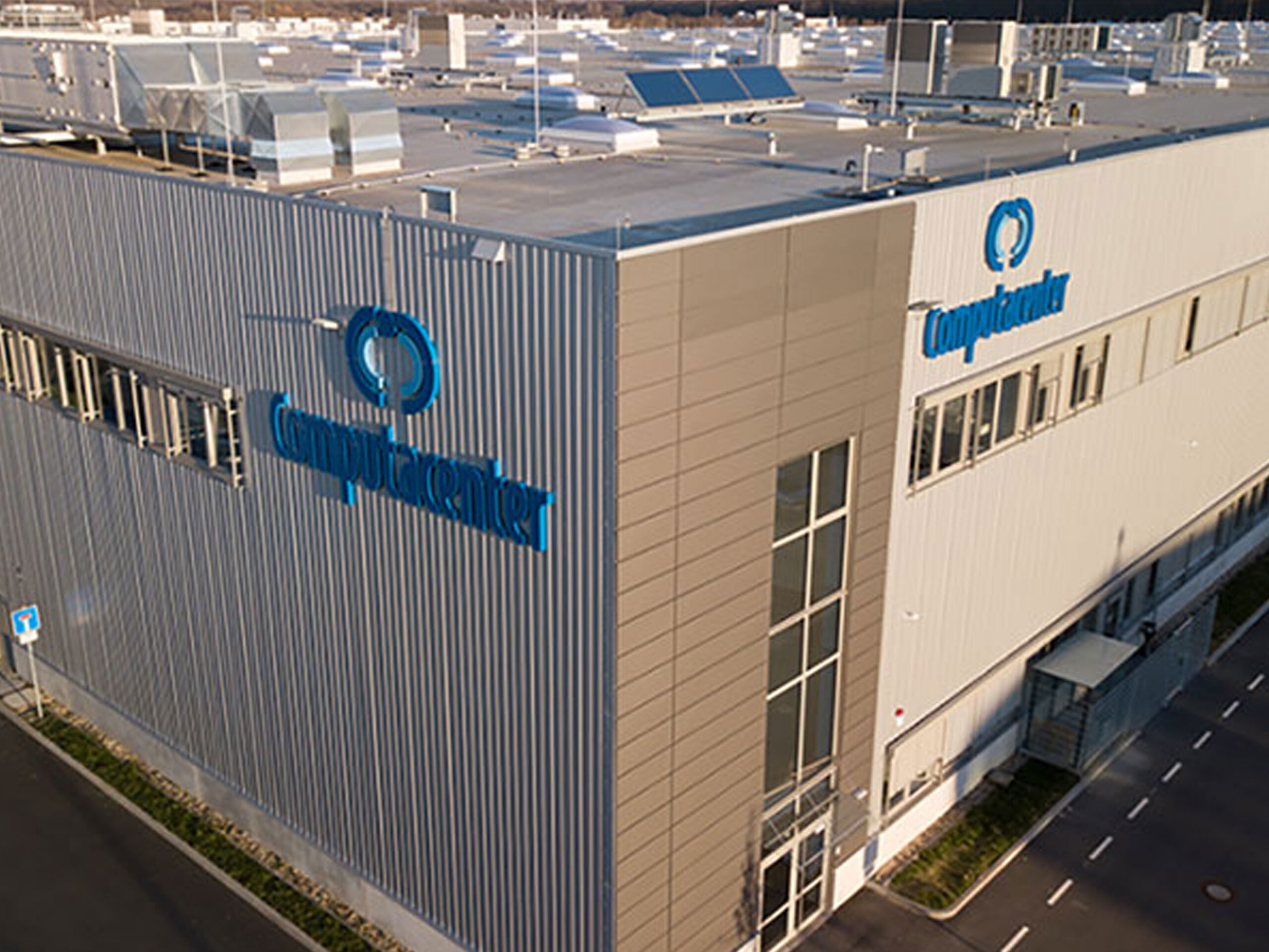 Computacenter Share Price Slips 1.39% as Technology Services Group Faces Margin Questions