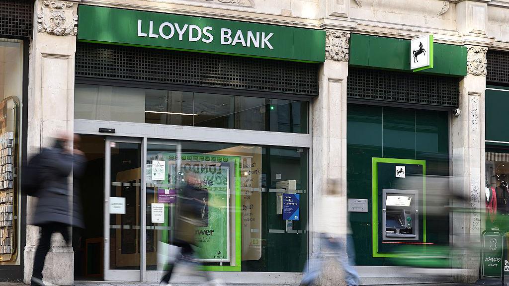 Lloyds Banking Group [LSE: LLOY] Share Price Hovers Around £94.88 After Cancelling 32.3mn Shares in Buyback Program