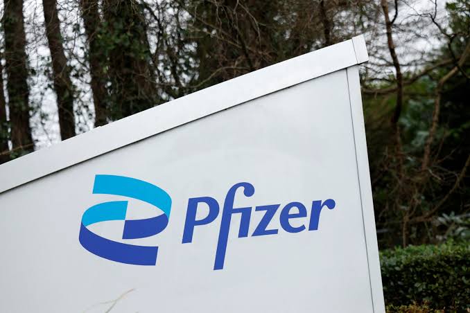 Pfizer (NYSE: PFE) Offers Value And Income While Eli Lilly (NYSE: LLY) Bets On Growth In Diverging Pharma Investment Race