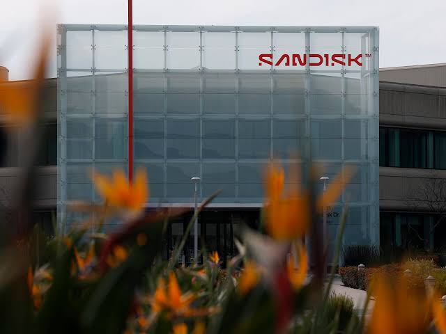 Sandisk (NASDAQ: SNDK) Stock Price Could Surge 91% To $3,040 By Mid-2027 As AI Storage Demand Explodes