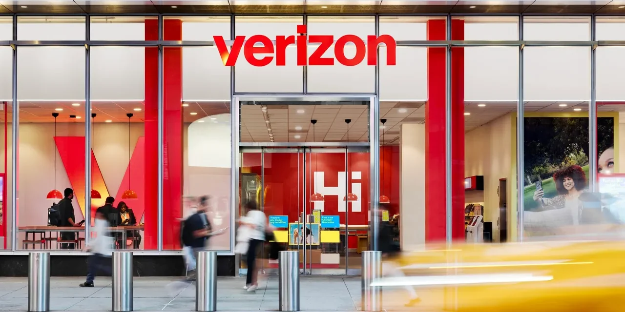 Verizon (NYSE: VZ) Tumbles As SpaceX Seizes Low-Band Spectrum And Scotiabank Trims Price Target